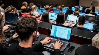 Law School Limits Laptops as AI Transforms Work