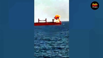 Momento del ataque con drones a un buque de la flota fantasma rusa – Se produce un incendio masivo