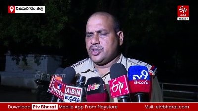 దైవదర్శనానికి వెళ్తుండగా మృత్యుఒడికి - ఆగి ఉన్న బొలెరోను ఢీకొట్టిన లారీ - ముగ్గురు దుర్మరణం