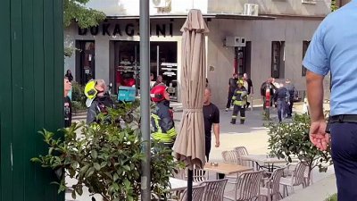Zjarrfikësit dalin në vendngjarje tek objekti që u përfshi nga flakët
