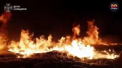 Estación de servicio envuelta en llamas en Sumy, Ucrania, tras ataque ruso