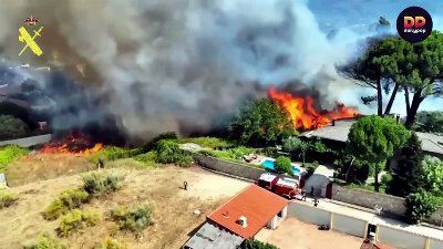 Las autoridades españolas combaten un incendio forestal cerca de Madrid