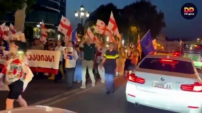 Tiflis protesta contra Putin y Rusia: banderas ucranianas inundan las calles